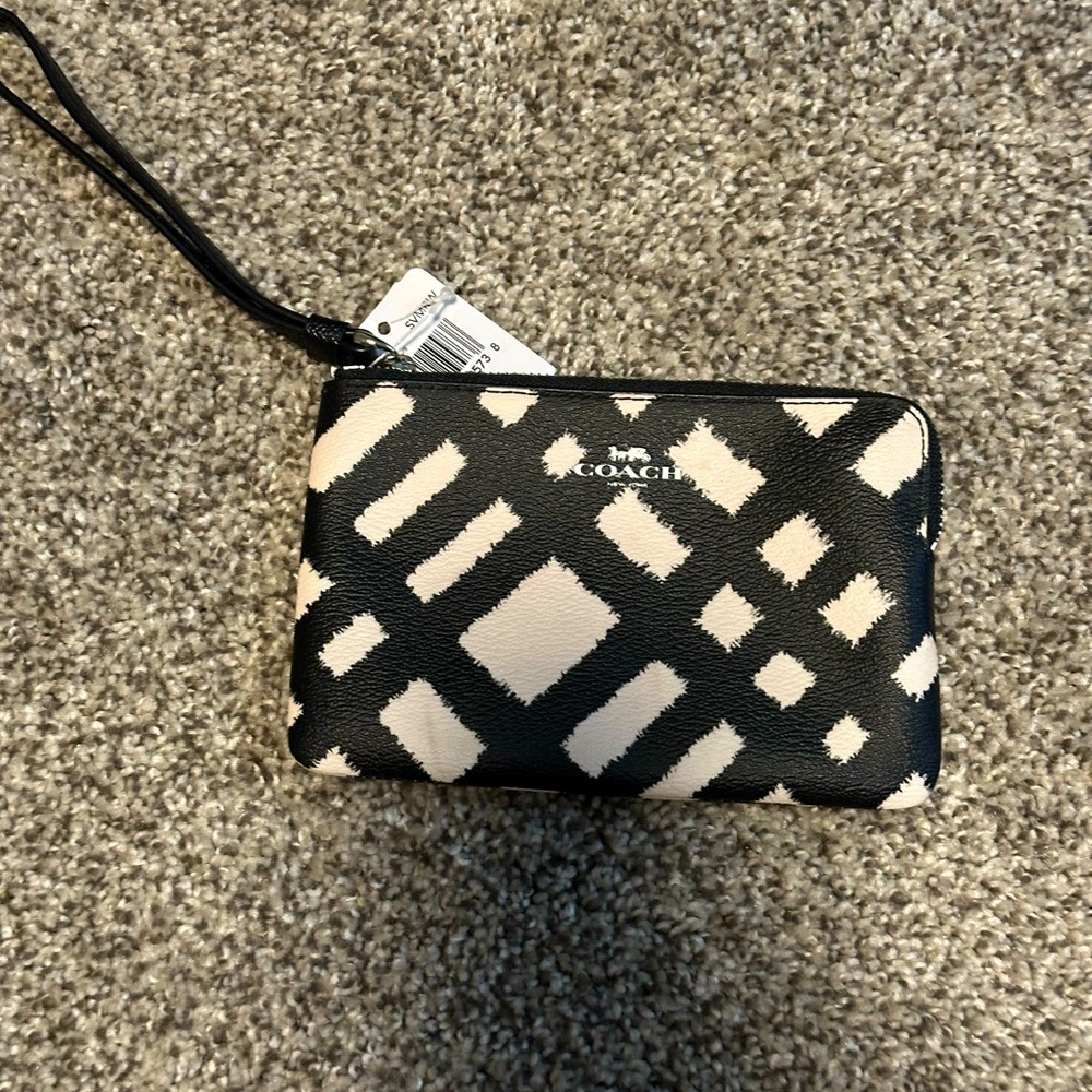 Coach Essential Small Wristlet